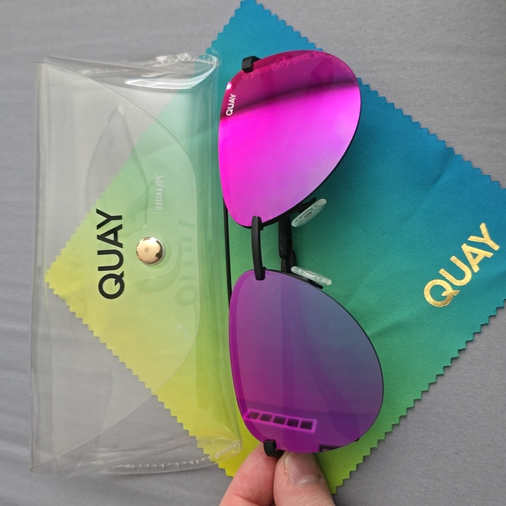 Quay sunglass. Aviators. Women's. THE PLAYA - BLACK / PINK POLARIZED
